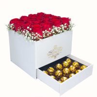 باکس گل شیوا سفید همراه با شکلات شونیز و 16 شاخه گل رز هلندی قرمز