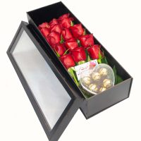 باکس گل آناهیتا 15 شاخه رز هلندی قرمز و شکلات شونیز