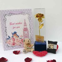 باکس گل رز طلایی با قاب شفاف و شیشه ای- دستبند مرواریدی و تاپر قلب