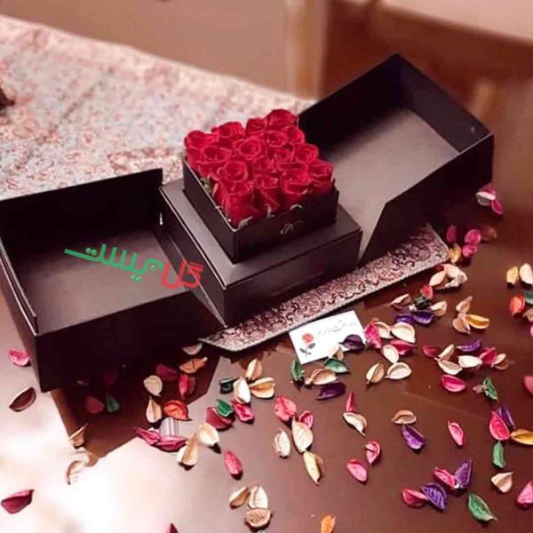 سفارش آنلاین باکس گل مشکی با رز قرمز ارزان برای هدیه و کادوی آقایان