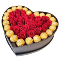 باکس گل دلسا - خرید باکس گل طرح قلب همراه با شکلات شونیز برای ماهگرد دوستی و جشن تولد معشوق