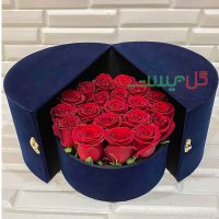 باکس گل سورمه ای همراه با گل رز هلندی قرمز