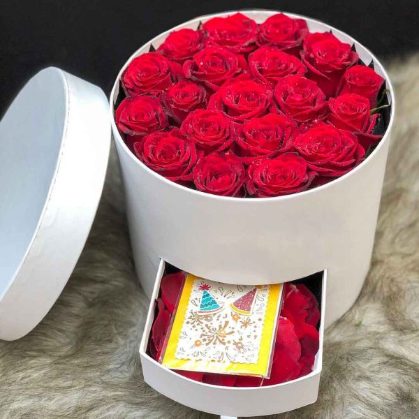 جعبه گل سفید با گل های رز هلندی قرمز