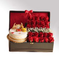 باکس گل و کیک شیرین - خرید باکس گل رز همراه کیک برای تبریک روز مادر
