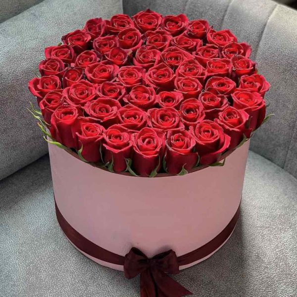 باکس گل صورتی با گل های رز قرمز قرمز