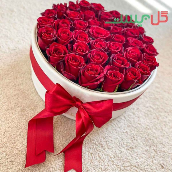 سفارش آنلاین باکس گل سفید با رز قرمزارزان برای هدیه و کادو لاکچری