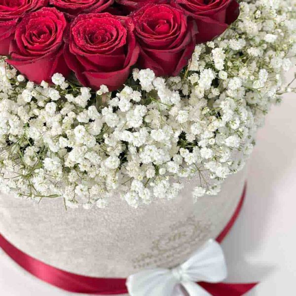 باکس گل رز و ژیپسوفیلا برای عیادت از مریض- باکس گل سفید مخملی همراه با روبان های سفید و قرمز