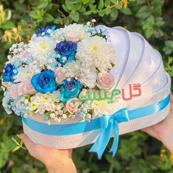 جعبه گل مدل گهواره ای آبی با گل های رز هلندی آبی میخک، داوودی و آلسترومریا و ژیپسوفیلا