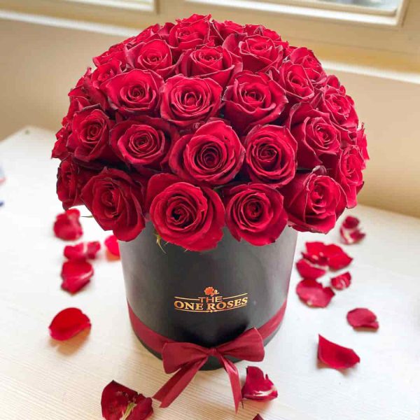 جعبه گل مشکی با 40 شاخه رز هلندی قرمز لاکچری - هدیه سالگرد ازدواج