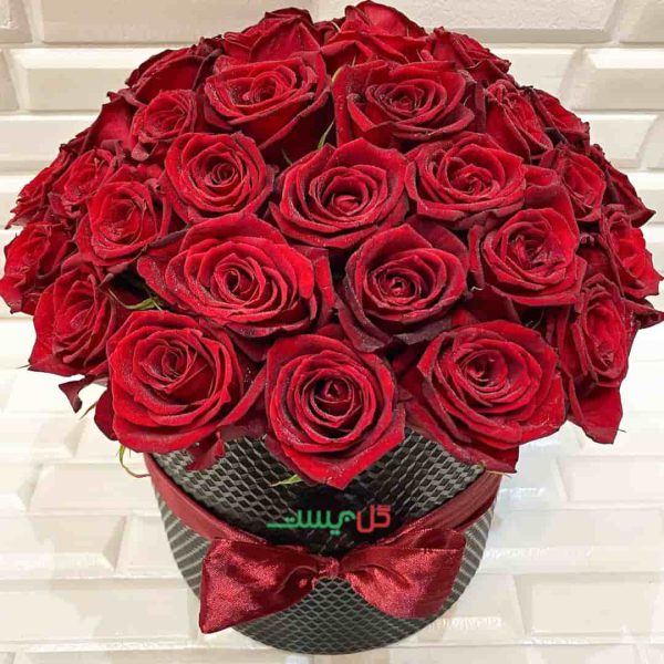 باکس گل رز مردانه برای هدیه و تشکر و قدردانی با گل رز قرمز