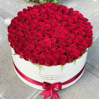 سفارش اینترنتی باکس گل با 80 شاخه رز قرمز برای هدیه و کادوی روز زن