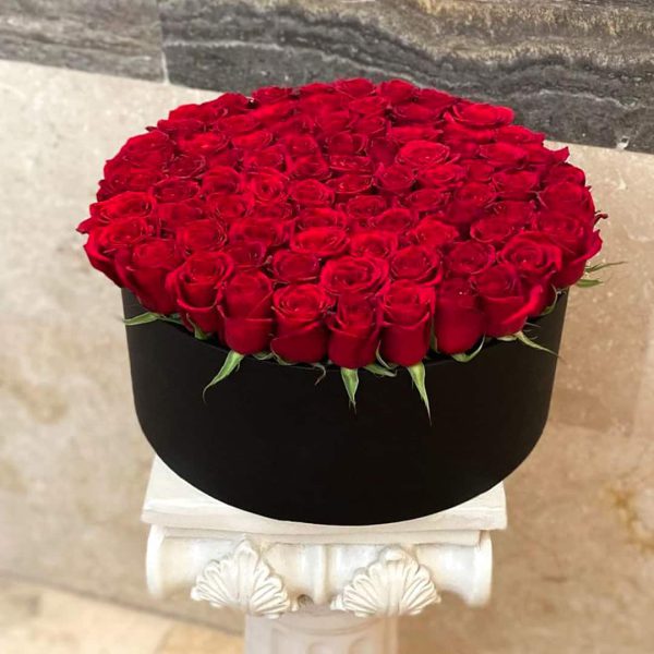 باکس گل مشکی با گل رز هلندی قرمز برای جشن تولد