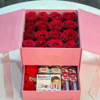 باکس گل رز صورتی همراه با 16 شاخه رز هلندی سرخ و شکلات