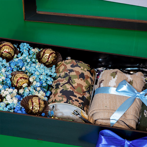 باکس گل و هدیه و شکلات برای خدمت سربازی